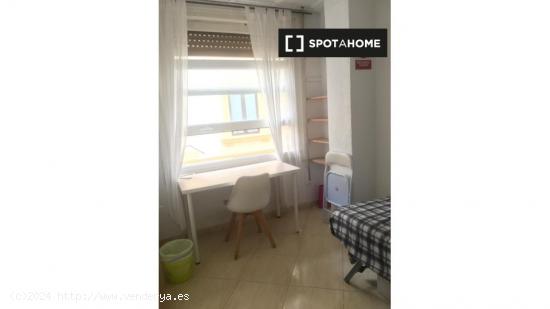 Se alquila habitación, apartamento de 6 dormitorios, Ciutat Vella, Valencia - VALENCIA