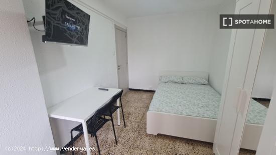 Se alquila habitación en apartamento de 4 dormitorios en Delicias - ZARAGOZA