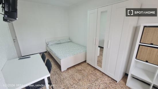 Se alquila habitación en apartamento de 4 dormitorios en Delicias - ZARAGOZA