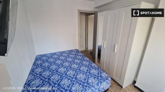 Se alquila habitación en apartamento de 4 dormitorios en Delicias - ZARAGOZA