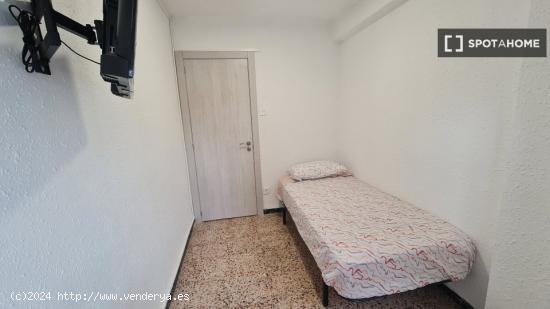 Se alquila habitación en apartamento de 4 dormitorios en Delicias - ZARAGOZA