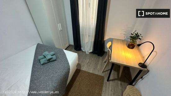 Se alquila habitación en piso de 5 dormitorios en Centro - MADRID