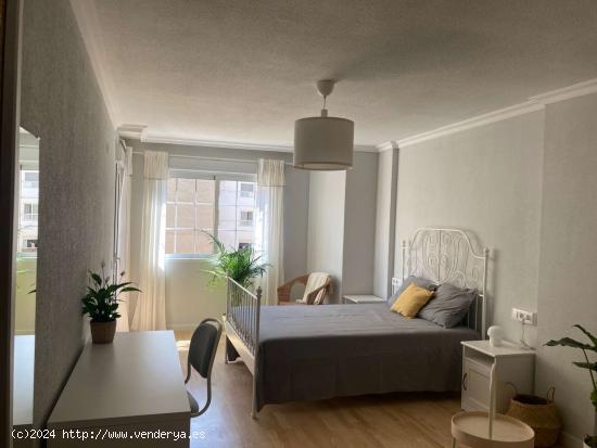  Se alquilan habitaciones para mujeres en apartamento de 4 habitaciones en Mercado - ALICANTE 