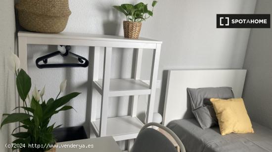 Se alquilan habitaciones para mujeres en apartamento de 4 habitaciones en Mercado - ALICANTE