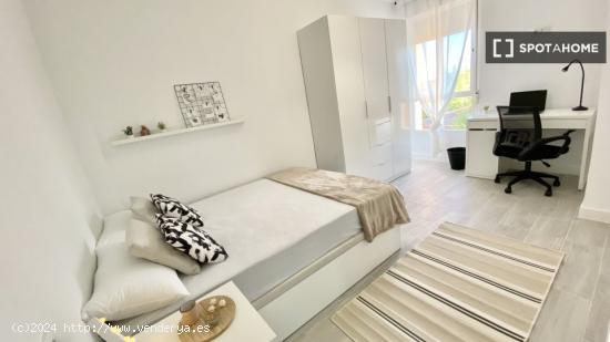 Se alquila habitación en apartamento de 4 dormitorios en Getafe, Madrid - MADRID