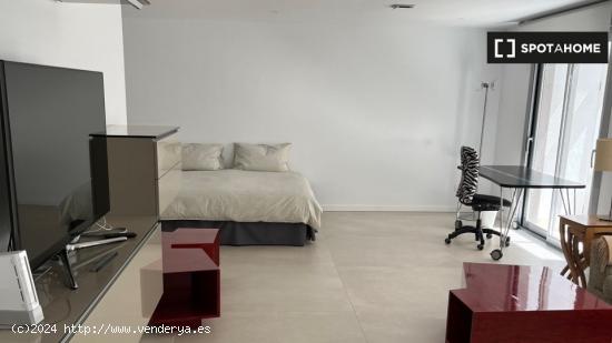 Se alquila habitación con baño privado en casa de 7 habitaciones en Chamartín - MADRID