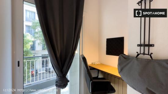 ¡Habitaciones en alquiler en un apartamento de 7 habitaciones en Barcelona! - BARCELONA