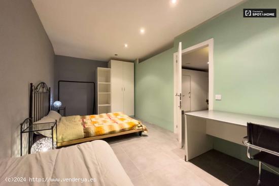 Se alquila habitación en piso de 4 dormitorios en Barcelona - BARCELONA