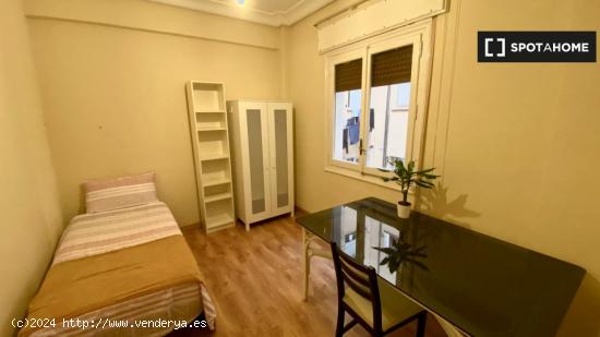 Se alquila habitación en piso de 5 dormitorios en Ríos Rosas, Madrid - MADRID