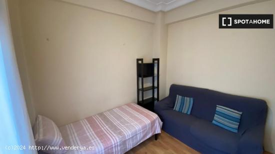 Se alquila habitación en piso de 5 dormitorios en Ríos Rosas, Madrid - MADRID