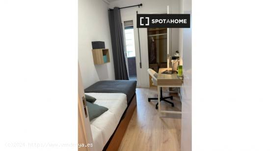 ¡Habitaciones en alquiler en un apartamento de 7 habitaciones en Barcelona! - BARCELONA