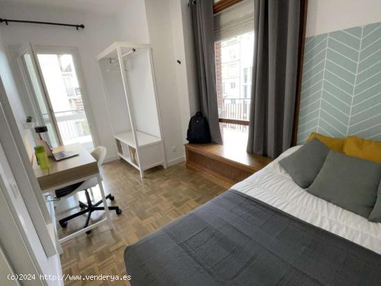  ¡Habitaciones en alquiler en un apartamento de 7 habitaciones en Barcelona! - BARCELONA 