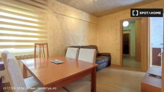 Se alquila habitación en piso de 3 dormitorios en Salamanca - SALAMANCA