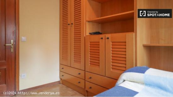 Se alquila habitación en apartamento de 3 dormitorios en Madrid - MADRID