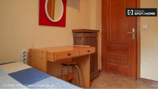 Se alquila habitación en apartamento de 3 dormitorios en Madrid - MADRID