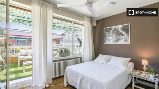 Elegante habitación en piso de 4 dormitorios en Nueva España - MADRID