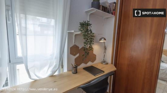 Enorme habitación con escritorio en un apartamento de 6 habitaciones, Moncloa - MADRID