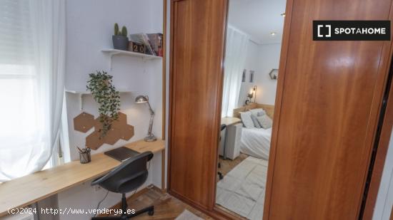 Enorme habitación con escritorio en un apartamento de 6 habitaciones, Moncloa - MADRID