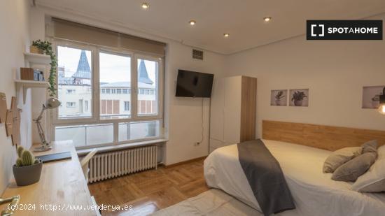 Enorme habitación con escritorio en un apartamento de 6 habitaciones, Moncloa - MADRID