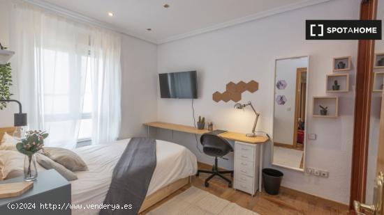 Amplia habitación con escritorio en un apartamento de 6 habitaciones, Moncloa - MADRID