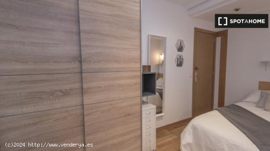 Habitación enorme con balcón en un apartamento de 6 dormitorios, Moncloa - MADRID