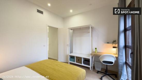 Se alquila habitación en piso de 5 habitaciones en Barcelona - BARCELONA