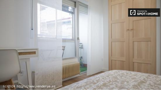 Se alquila habitación en piso de 4 dormitorios en Madrid - MADRID