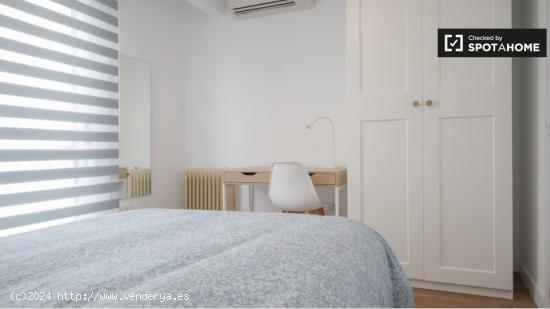 Se alquila habitación en piso de 4 dormitorios en Madrid - MADRID