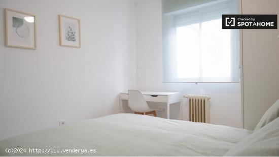 Se alquila habitación en piso de 4 dormitorios en Madrid - MADRID