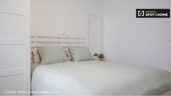 Se alquila habitación en piso de 4 dormitorios en Madrid - MADRID