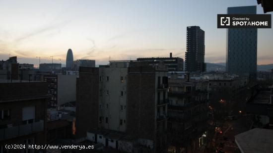 Habitación bien amueblada en alquiler en un apartamento de 3 dormitorios en Poblenou - BARCELONA