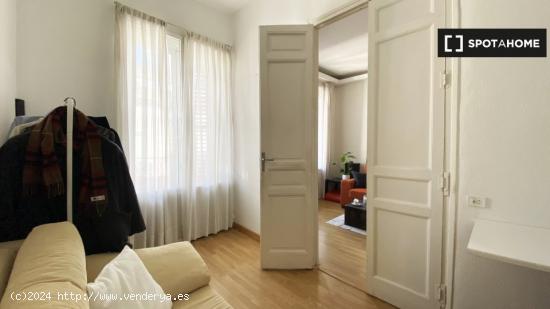 Se alquila habitación en piso compartido de 3 dormitorios en Madrid - MADRID