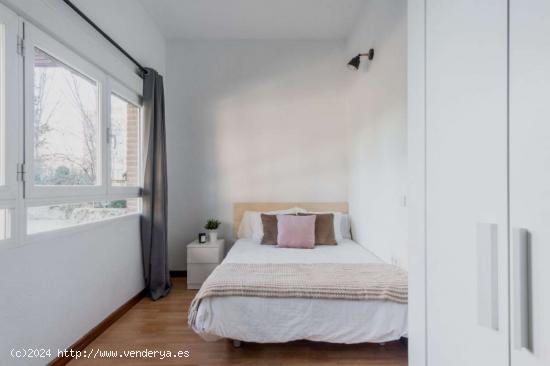  ¡Habitaciones en alquiler en piso de 4 dormitorios en Madrid! - MADRID 