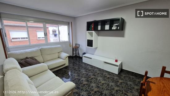 Habitación doble en piso compartido con salón propio - ZARAGOZA