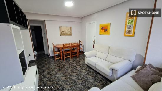 Habitación doble en piso compartido con salón propio - ZARAGOZA