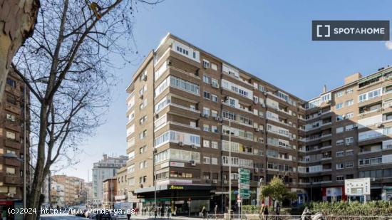 Se alquila habitación en piso de 4 dormitorios en Madrid - MADRID