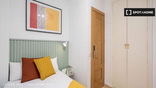 Se alquila habitación en piso de 4 dormitorios en Madrid - MADRID