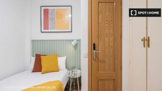 Se alquila habitación en piso de 4 dormitorios en Madrid - MADRID