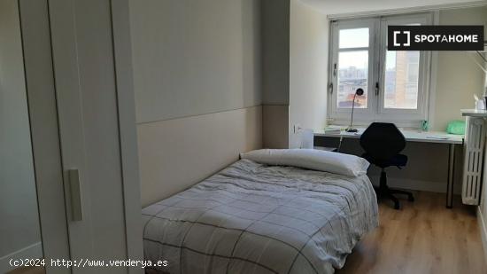 Alquiler de habitaciones en piso de 5 dormitorios en Zaragoza - ZARAGOZA