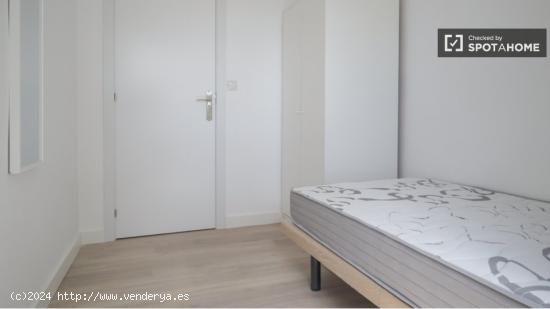 Se alquila habitación en piso de 4 dormitorios en Ambroz - MADRID