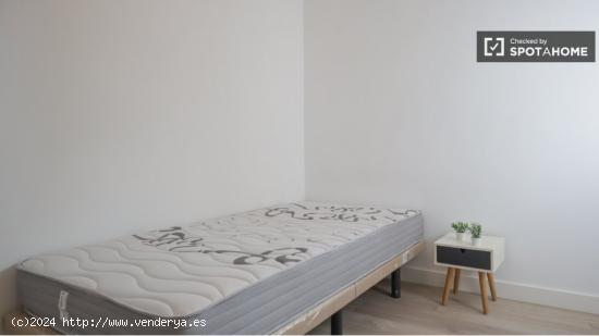 Se alquila habitación en piso de 4 dormitorios en Ambroz - MADRID