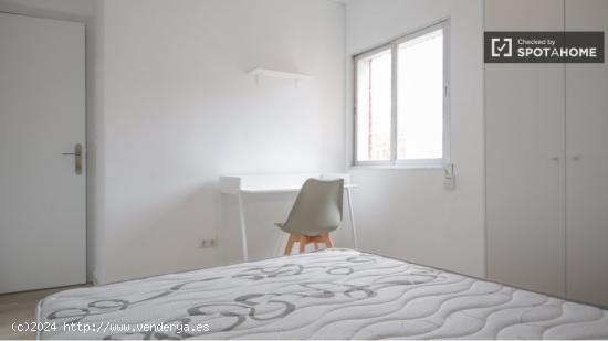 Se alquila habitación en piso de 4 dormitorios en Ambroz - MADRID