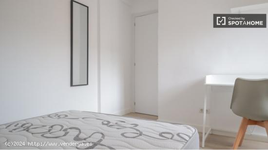 Se alquila habitación en piso de 4 dormitorios en Ambroz - MADRID