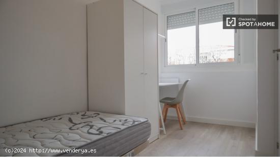 Se alquila habitación en piso de 4 dormitorios en Ambroz - MADRID