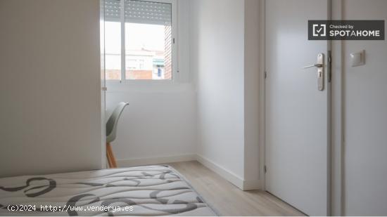 Se alquila habitación en piso de 4 dormitorios en Ambroz - MADRID