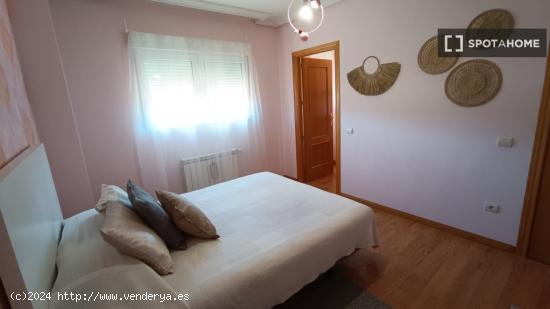 Se alquilan habitaciones en casa de 5 dormitorios en Sevilla La Nueva - MADRID