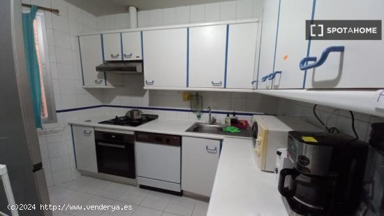 Se alquila habitación en piso de 3 dormitorios en Colina - MADRID