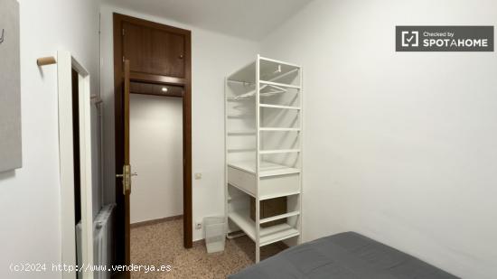 Se alquila habitación en piso de 5 dormitorios en Eixample - BARCELONA