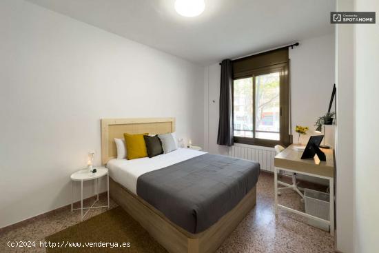  ¡Habitaciones en alquiler en un apartamento de 5 habitaciones en Barcelona! - BARCELONA 