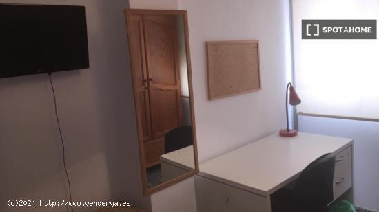 Alquiler de habitaciones en apartamento de 8 dormitorios en Cruz De Humilladero - MALAGA